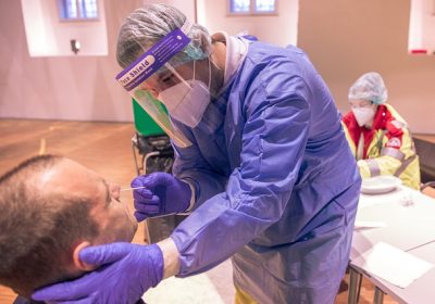 Tests Covid-19 Quand des labos poussent à la consommation